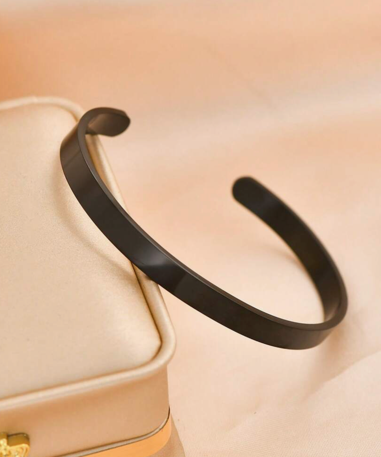 Armreif_Gravur_schwarz