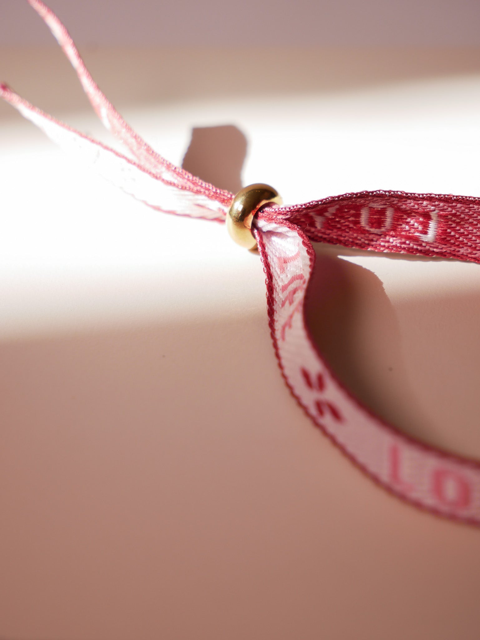 Armband im Festival-Look