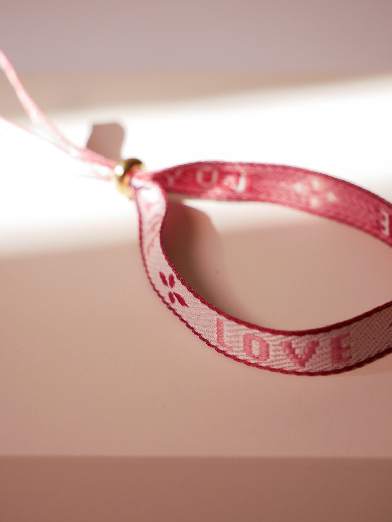 Armband im Festival-Look