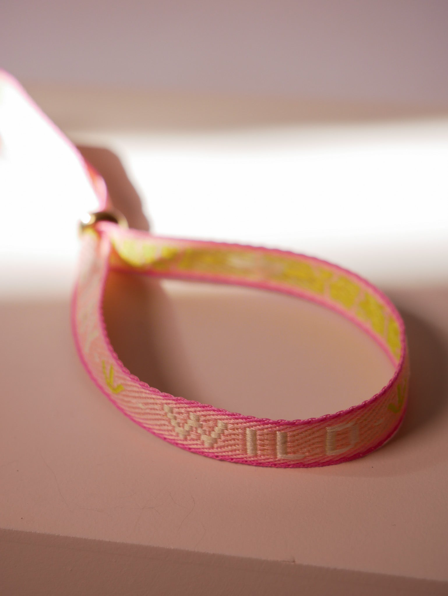 Armband im Festival-Look
