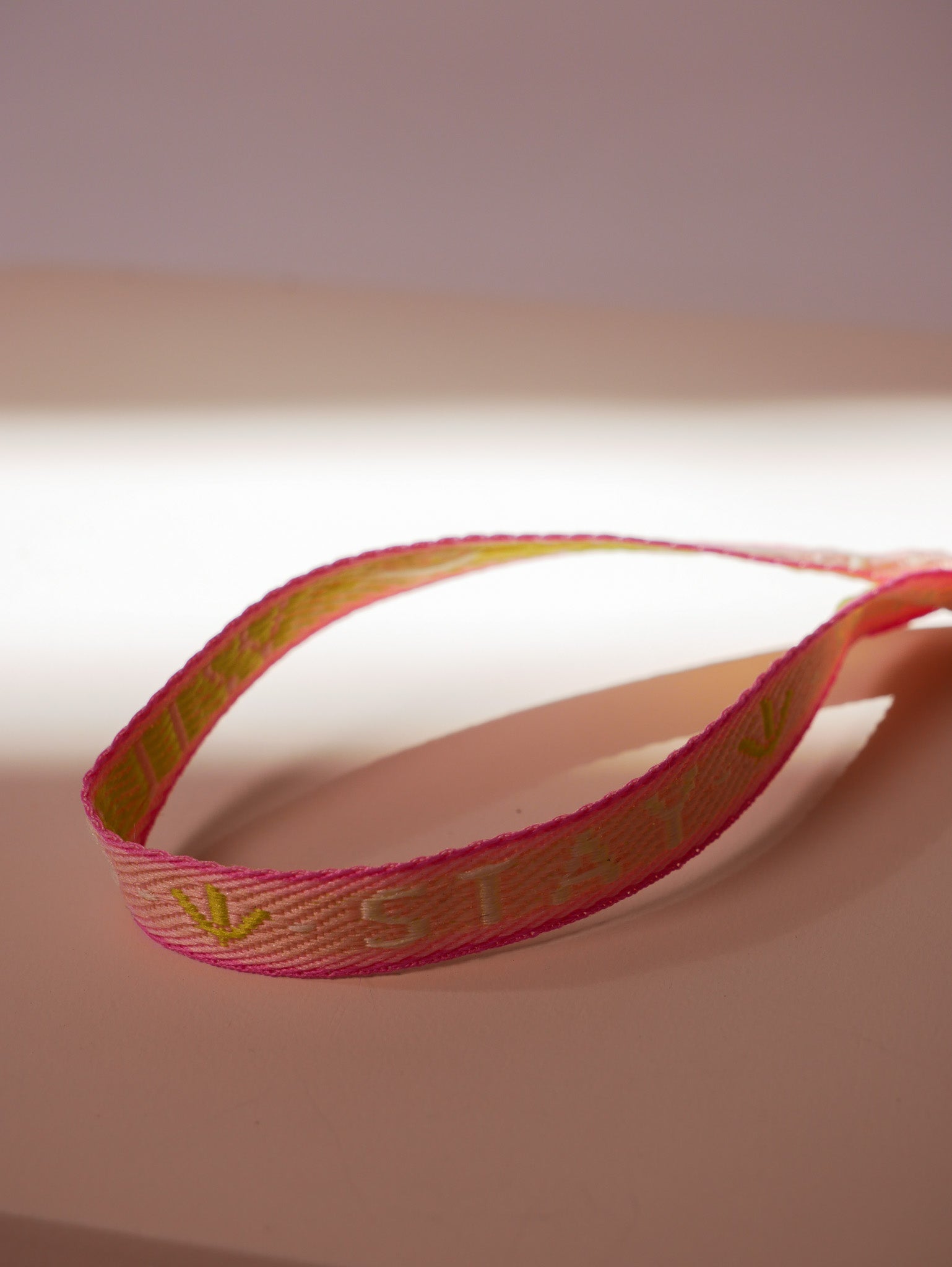 Armband im Festival-Look
