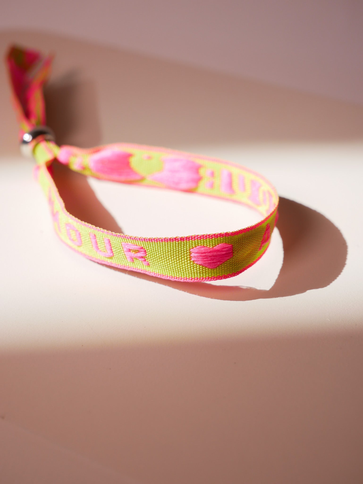 Armband im Festival-Look