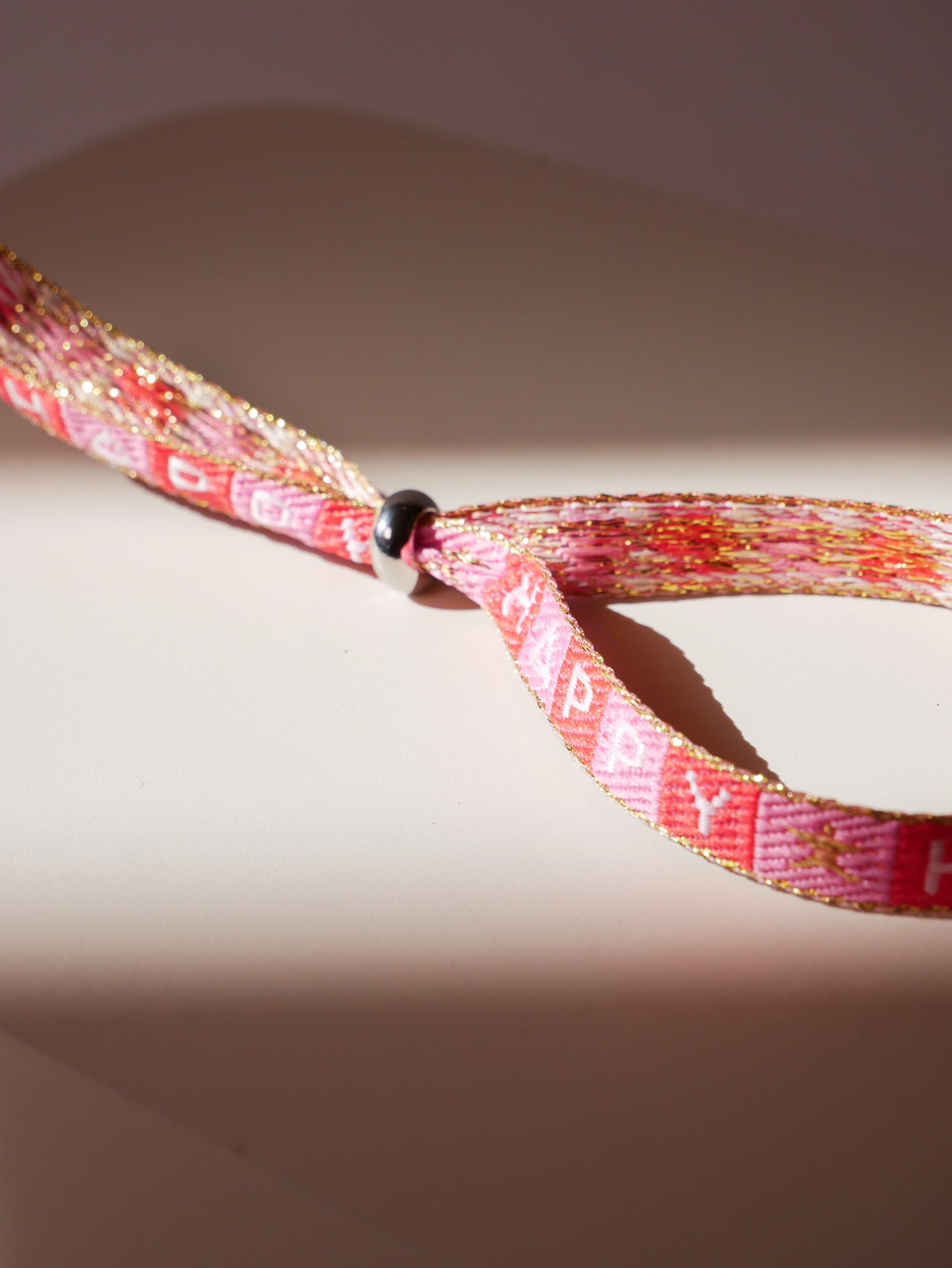 Armband im Festival-Look