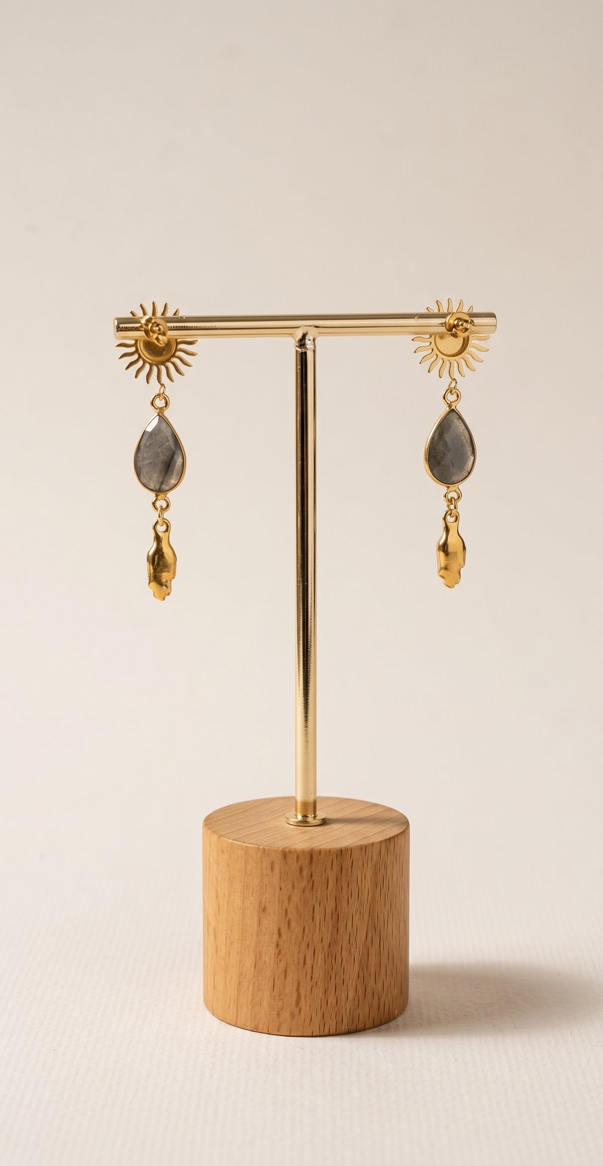Detailansicht der handgefertigten Sonnen-Ohrringe mit Labradorit und Hamsa-Hand in Gold