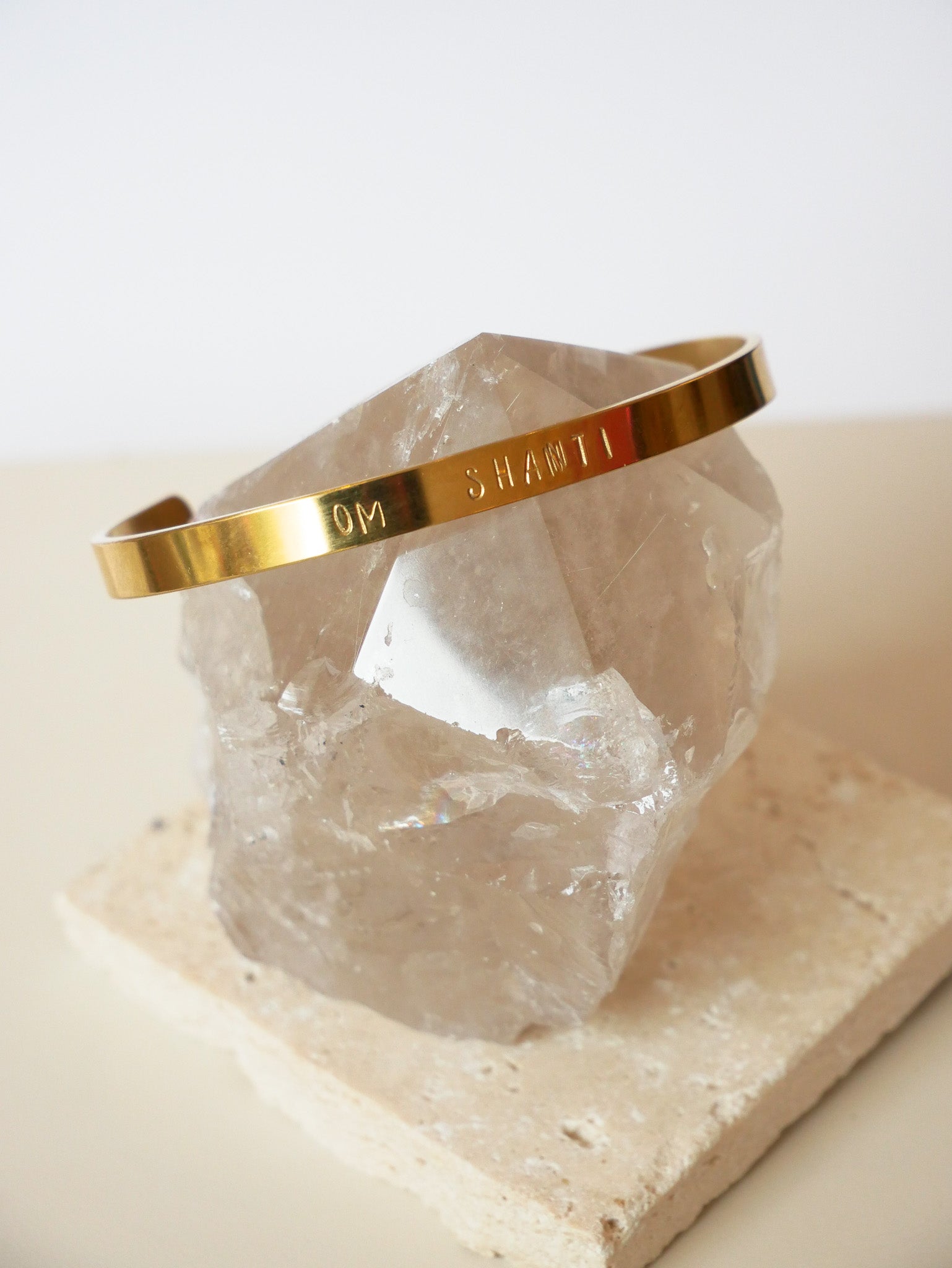Mantra Armreif "OM SHANTI" gold
