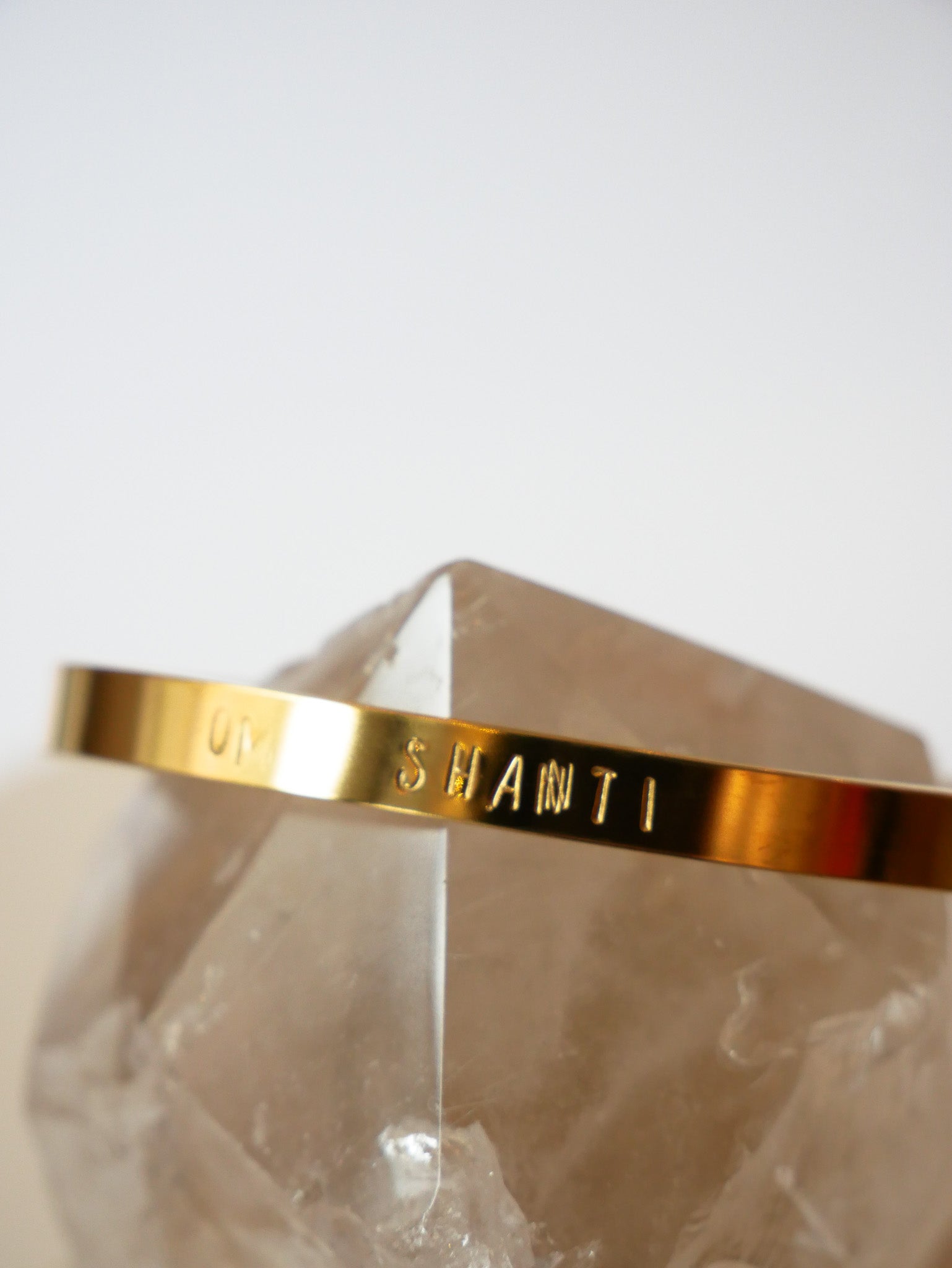 Mantra Armreif "OM SHANTI" gold