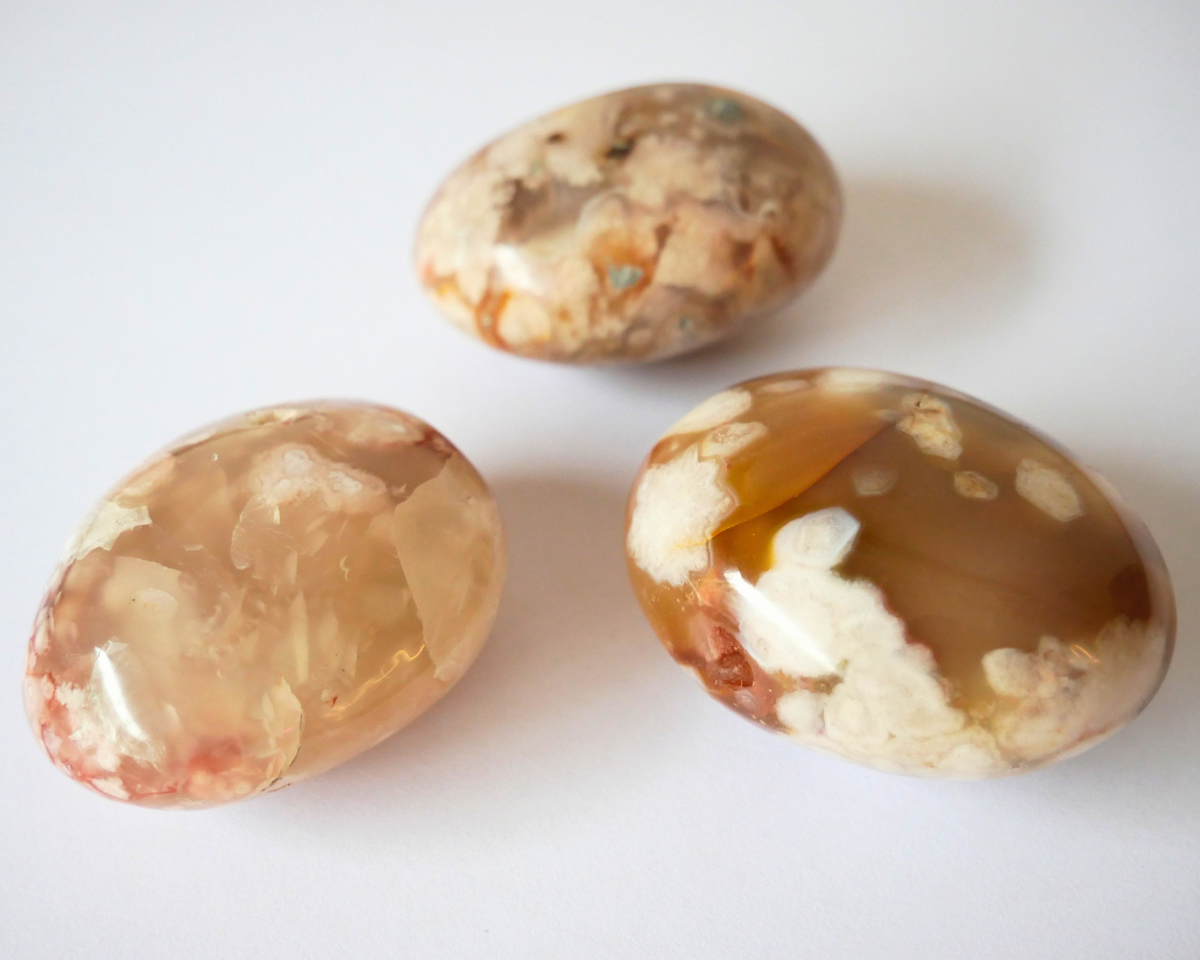 Kirschblüten Chalcedon Trommelstein XL – Edelstein Handschmeichler